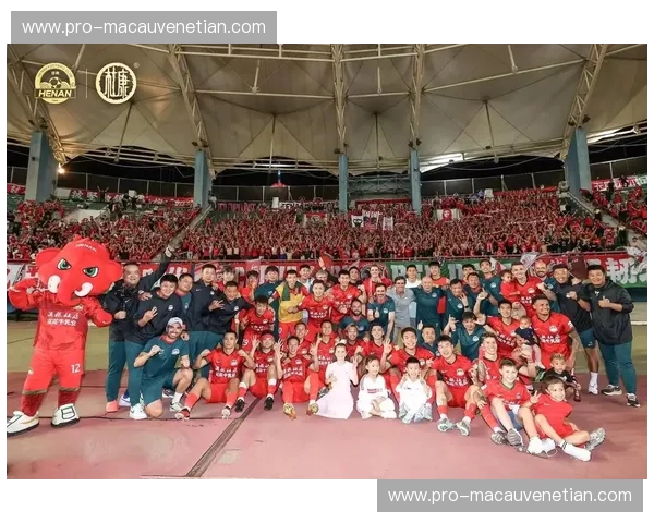 河南建业VS全世界:中原足球的铁血脊梁与那一抹不灭的红